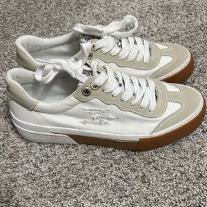 Trendy White and Tan blowfish size 8.5